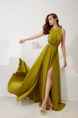 femme dans une robe verte posant sur une plate-forme blanche, robe fluide, robe fluide, robe longue, robe verte, robe vert clair, dame à l’aide d’une robe jaune, robe ouverte