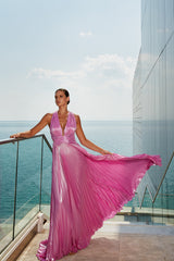 femme dans une robe rose debout sur un balcon surplombant l’océan, longue robe fluide luxueuse, robe fluide, portant une robe de bal rose, robe fluide