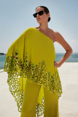 vêtu d’une robe jaune et de lunettes de soleil debout sur une plage, tunique verte, dentelle jaune translucide