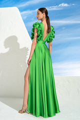 femme dans une robe verte debout sur un mur blanc, robe verte, robe en soie douce, robe de jungle, robe verte tout le corps, robe vert clair, longue robe fluide luxueuse, robe fluide