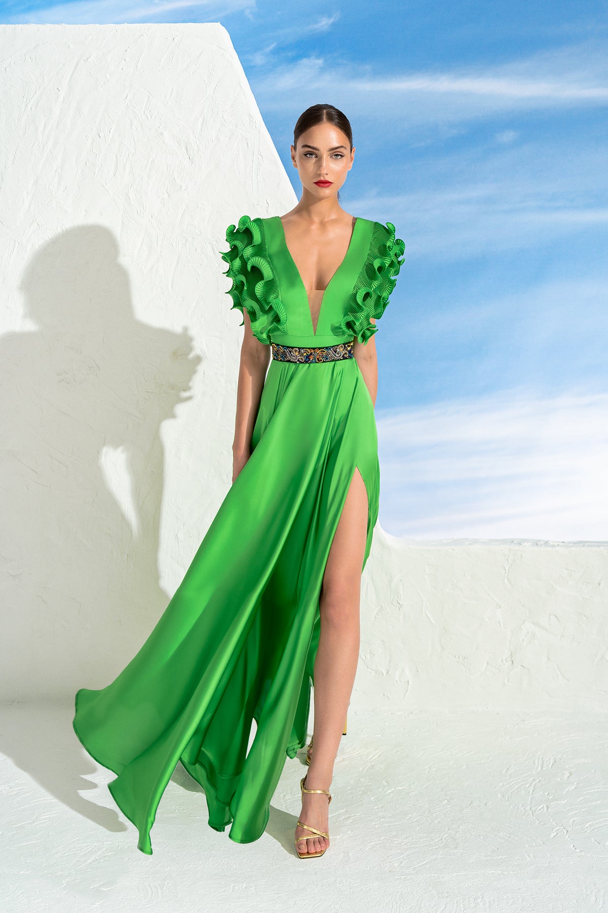 femme dans une robe verte debout devant un mur blanc, robe verte tout le corps, robe de jungle, robe verte, robe en soie douce, robe vert clair, longue robe fluide luxueuse, robe fluide