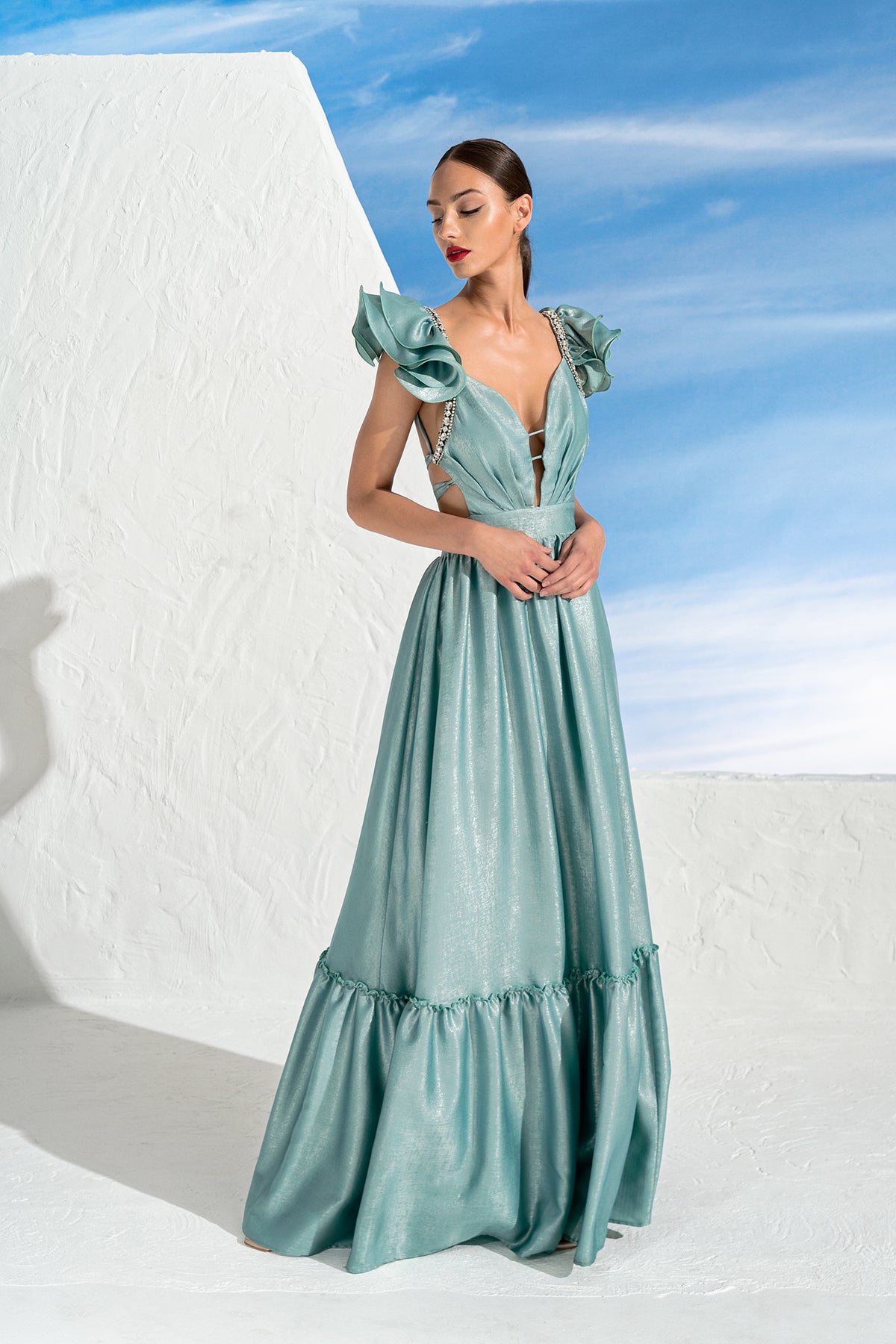 femme dans une robe bleue debout devant un mur blanc, robe en soie douce, robe vert clair, robe fluide, robe en soie bleue, robe soyeuse translucide, robe en soie, robe fantaisie