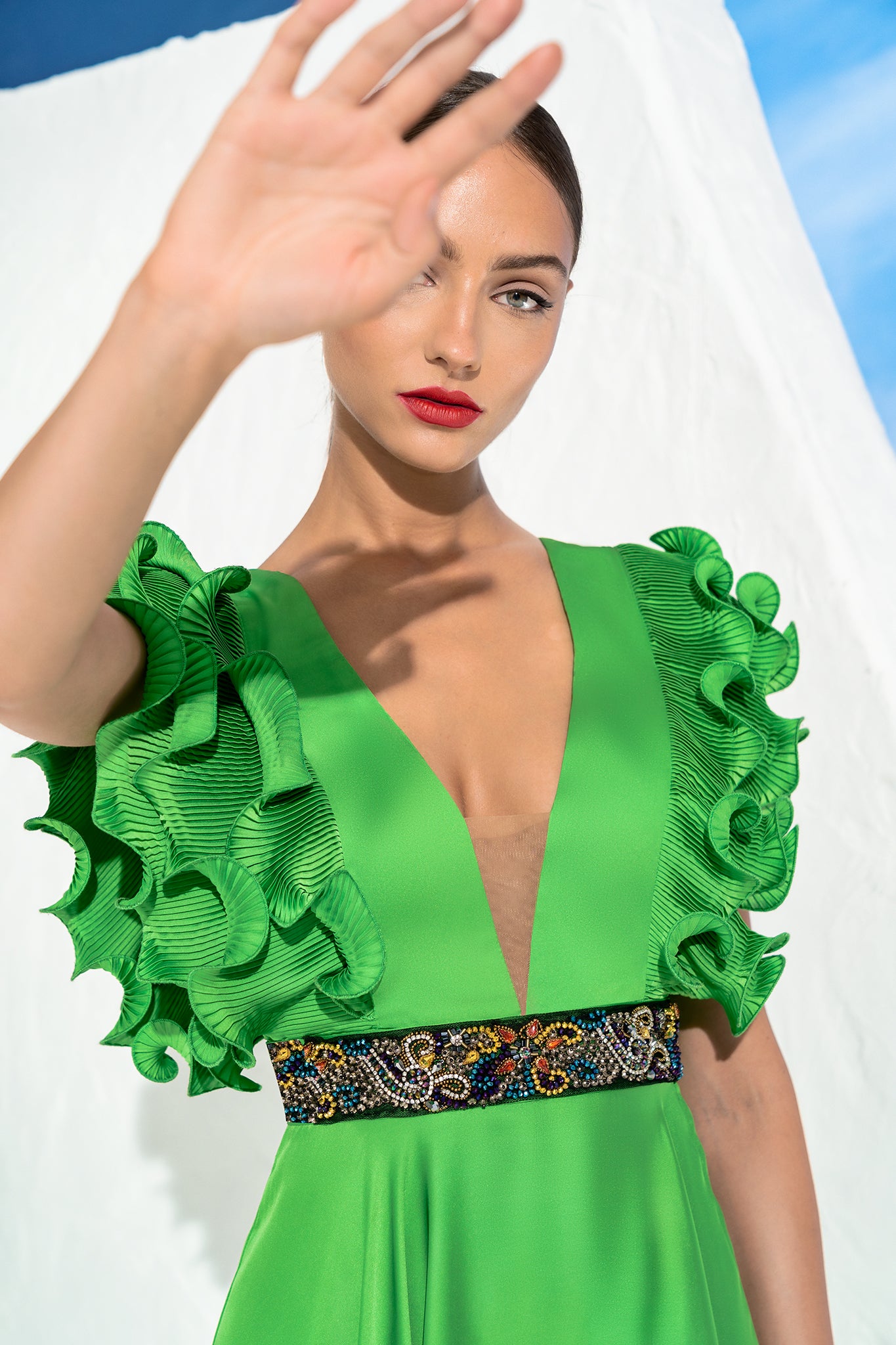 Femme dans une robe verte faisant un panneau d’arrêt, robe faite de feuilles vertes, robe verte tout le corps, peau verte. complexe, robe verte, vert vibrant