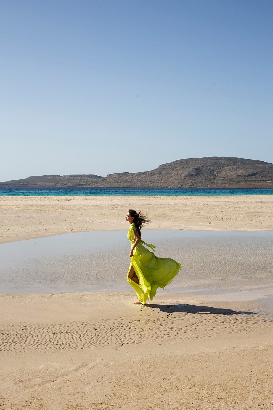 marcher sur la plage avec une robe jaune, dame à l’aide d’une robe jaune, sur l’île de Socotra, inspiré par Scarlett Hooft Graafland, danser sur une plage tropicale, debout dans l’île de Harris